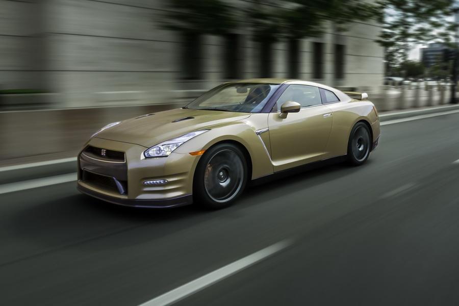  Nissan GT-R 45th Anniversary Gold Edition 2015 года  (фото 8 из 22)